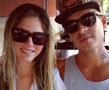 Bárbara Evans e Mateus Verdelho posam juntos em foto na rede social