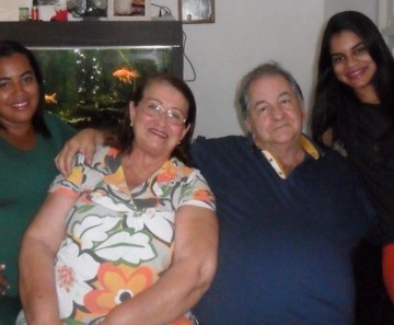 Casal posa ao lado das \'filhas do coração\' e recorda adoção 