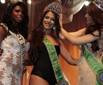 Raika Ferraz (centro), candidata de São Paulo, vencedora do Miss Transsex Brasil 2013 