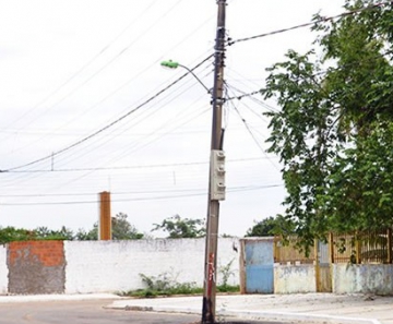 Poste fica no meio de rua no bairro Praeirinho, em Cuiabá
