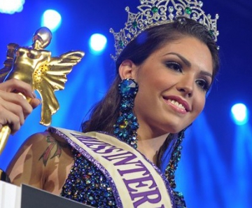 Marcela Ohio no momento da coroação