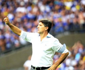Renato dá orientações ao time na derrota para o Cruzeiro