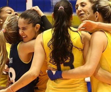 Jogadoras da seleção brasileira comemoram durante a vitória sobre o Japão neste domingo