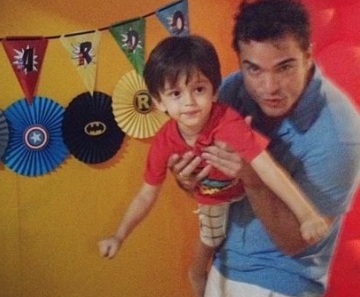 Carol Nakamura posta foto de Sidney Sampaio com o filho, Léo, na comemoração feita no dia 16