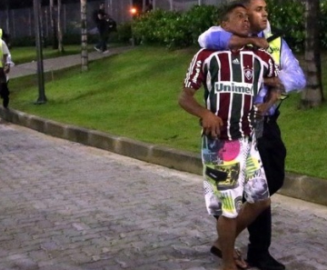 Torcedor é retirado após confusão no Maracanã