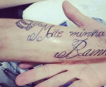 Bárbara Evans faz tatuagem em homenagem a Monique Evans