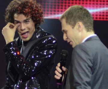 Sam Alves se emociona ao lado de Tiago Leifert na final do 'The Voice Brasil'