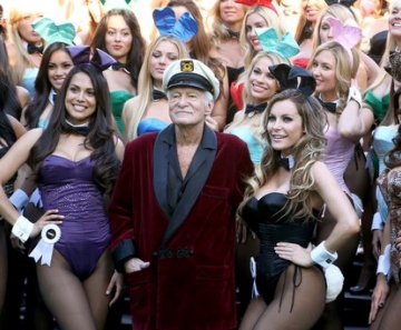 Hugh Hefner ao lado de Crystal (segunda da direita para esquerda) e coelhinhas da "Playboy"