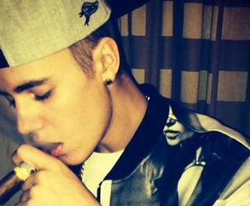 Justin Bieber posa fumando charuto