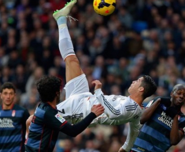 Cristiano Ronaldo pedala e quase marca um gol antológico com a camisa do Real Madrid