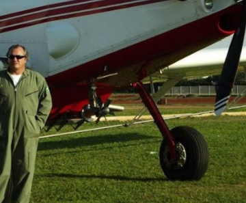 O piloto José Marcelo Morandi ao lado do avião: "praticamente a minha primeira casa"