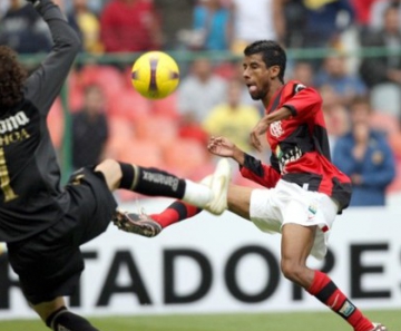 Gol de cobertura sobre Ochoa, do América-MEX, em 2008 foi o mais belo na visão de Léo Moura
