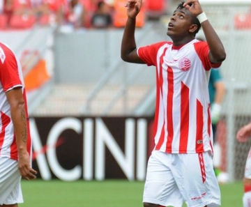 Marcos Vinícius comemora gol marcado contra o Porto, após ser vaiado 