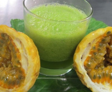 Suco refrescante leva 1 maracujá, 1 folha de couve, 200 ml de água e pode ser adoçado com mel.