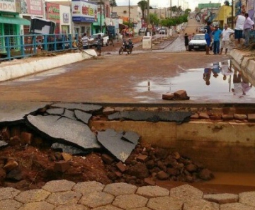 Ponte ficou destruída após Rio Areias transbordar no centro de Arenápolis.