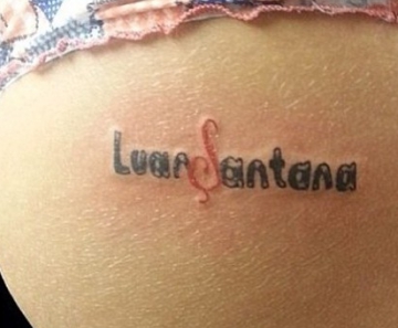 Fã tatuou nome de Luan Santana no bumbum