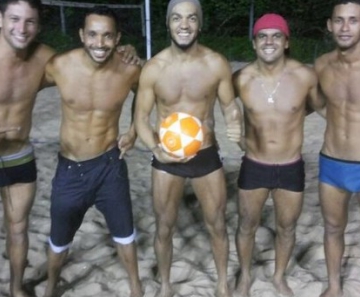 Belo com amigos e Anderson Àguia, segundo à esquerda, exibiu as pernas musculosas