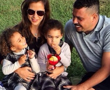 Paula Morais e Ronaldo com as filhas do ex-jogador 