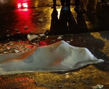 Corpo da vítima coberto por um lençol ainda no local, logo após a morte 