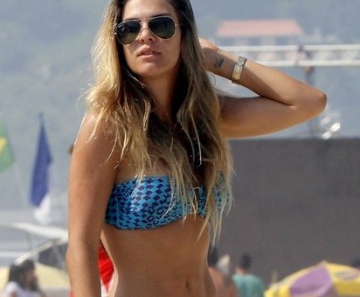 Livia Lemos na praia da Barra da Tijuca 