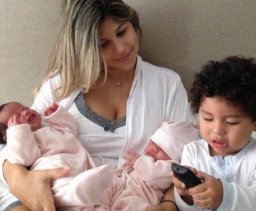 Dani Souza fica com as filhas no colo, mas não deixa de dar atenção ao primogênito