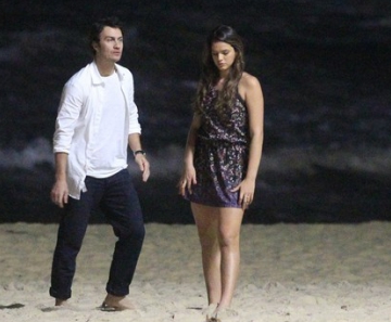 Bruna Marquezine e Gabriel Braga Nunes gravam na praia 