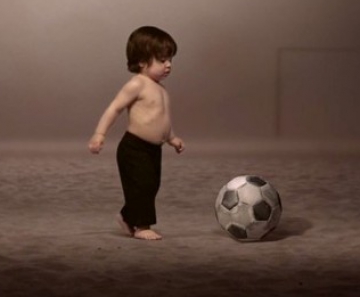 Filho da Shakira e Piqué participa de clipe da música 'La la la' 