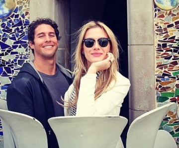 Fiorella Mattheis e o marido, Flávio Canto, no Parque Güell, em Barcelona, na Espanha 