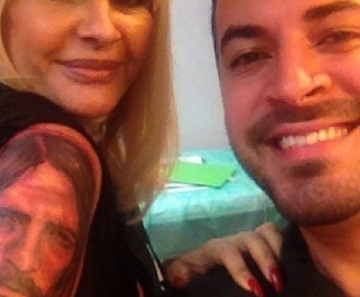 Monique Evans e o Joaquim Souza, o autor do desenho 