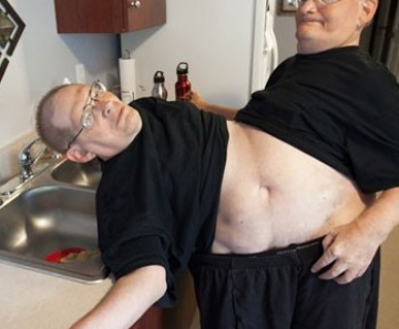 Donnie, esquerda, e Ronnie, se servem de água em sua casa, em Beavercreek. 