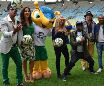 Artistas que se apresentarão na cerimônia de encerramento da Copa do Mundo posam para foto no gramado do Estádio do Maracanã