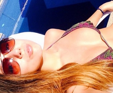 Carolina Portaluppi pegando sol na tarde desta quarta-feira, 16 