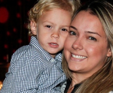 Davi Lucca, filho de Neymar, assiste a peça de teatro agarrado à mãe