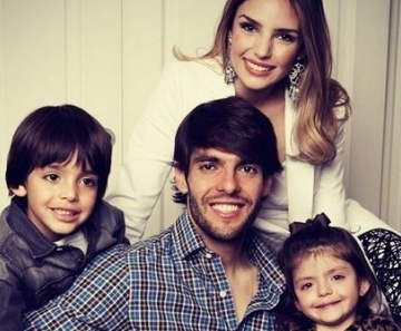 Kaká com Carol Celico, os filhos e o cachorro de estimação 