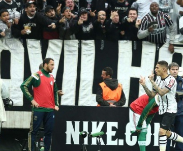 Guerrero comemora primeiro gol do Corinthians no clássico