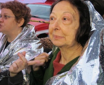 Mãe da psicóloga Maria Ster Petinati (centro) não conteve as lágrimas