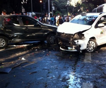 Carros ficaram muito amassados com a batida 