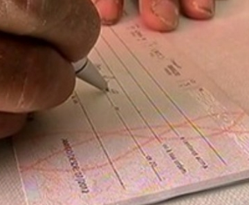 Taxa média de juros no cheque especial teve leve alta 