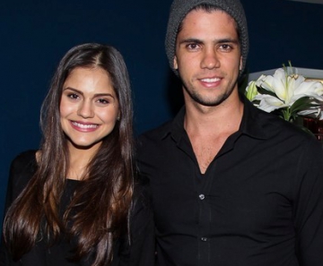 Jessika Alves com o namorado, Thiago Blanco, em peça em São Paulo