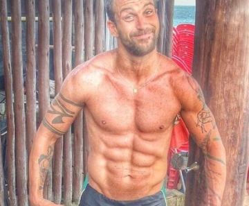 Ex-BBB Diogo exibe corpo definido