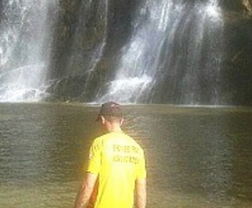 Pai e filha morrem afogados em cachoeira 