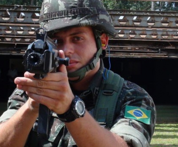 Tenente empunha novo fuzil do Exército, o IA2, o primeiro modelo desenvolvido e fabricado totalmente no Brasil e que substituirá o FAL, usado desde 1964 