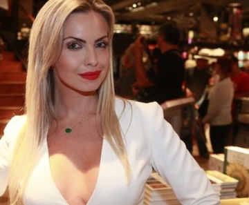 Veridiana Freitas em lançamento de livro no Rio 