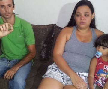 Pai mostra moeda que criança de dois anos engoliu no ES