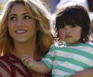 Shakira segura o filho Milan durante cerimônia de encerramento da Copa do Mundo no Rio 