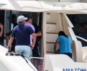 Dilma passeia de lancha com a família no litoral da Bahia 