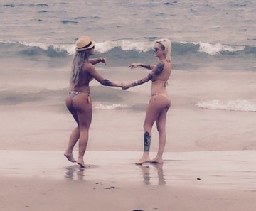 Clara Aguilar com Vanessa Mesquita na praia 