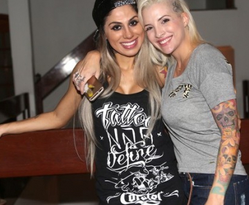 Vanessa e Clara posam agarradinhas na noite desta terça-feira, 20 