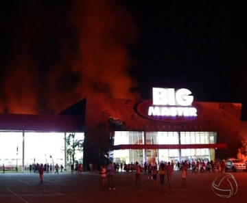 Chamas foram controladas por equipes do Corpo de Bombeiros 