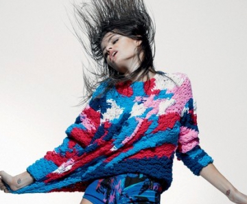 Isabelli Fontana usa short curtinho em ensaio para revista de moda